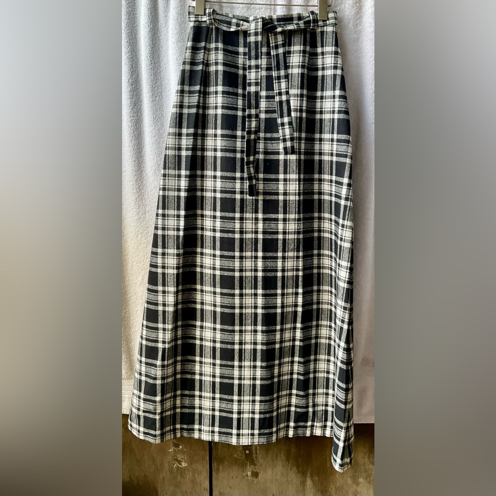 IGLWU Black and White A-Line Maxi Skirt with Tie Front - Picture 7 of 10